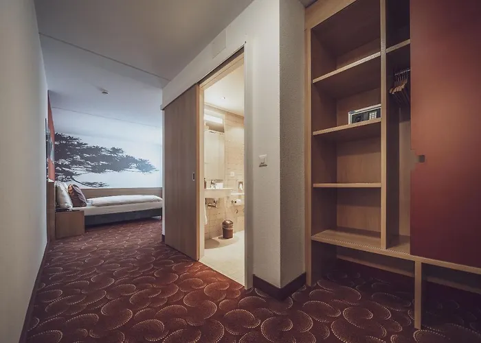 Hotel Ochsen 2 By Mountain